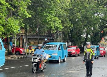 Personel Polresta Manado lakukan pengaturan lalu lintas Pagi hari, Kamis (23/2/2023)