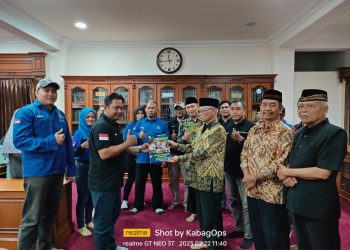 Rombongan jurnalis anggota Persatuan Jurnalis Indonesia (PJI) Kediri Raya silaturahmi ke Pondok Pesantren Wali Barokah, Rabu, 22/02/2023 dan ditemui tuan rumah di ruang perpustakaan