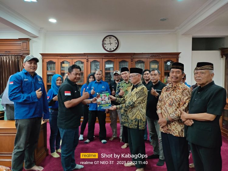 Rombongan jurnalis anggota Persatuan Jurnalis Indonesia (PJI) Kediri Raya silaturahmi ke Pondok Pesantren Wali Barokah, Rabu, 22/02/2023 dan ditemui tuan rumah di ruang perpustakaan
