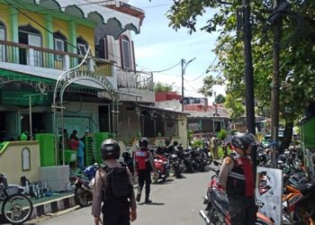 Pengaturan lalulintas di Masjid Ah Rahman yang berseberangan dengan jalan padat arus lalulintas