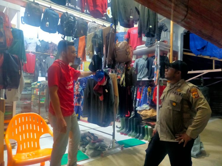 Personel Polsek Sawang melaksanakan patroli dialogis dan menyambagi masyarakat di seputaran Kecamatan Sawang, Aceh Utara