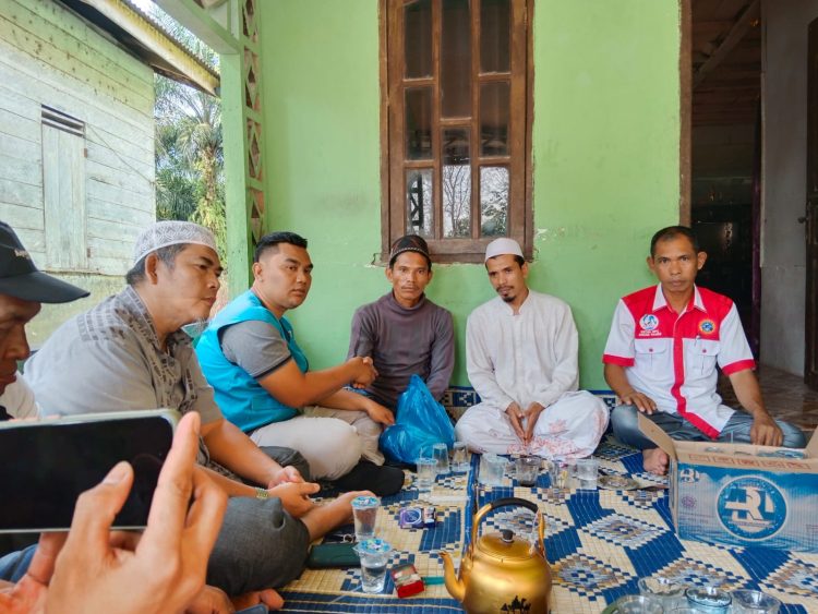 Dewan Pengurus Daerah Komite Nasional Pemuda Indonesia Kota Subulussalam Ketua Edi Sahputra Bako di sela sela saat berkunjung dan menyerahkan donasi dari kaum beak sebanyak Rp. 21.739.300 untuk Yusniati dirumah orang tuanya di Kampong Dah