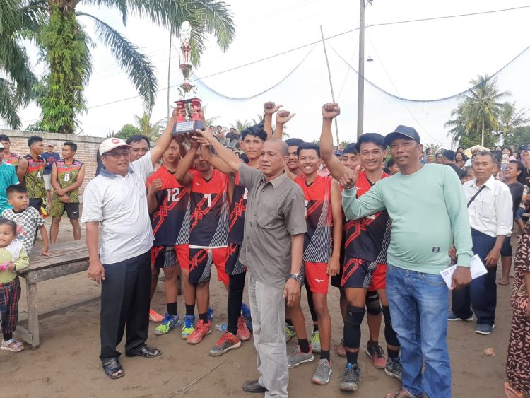 Final Volly Turnamen Trofi PT. Mulia Jaya Trans Tama SE - Maligas Tongah antara Dusun 1 Timbaan dan dusun 3 Sidoarjo yang dilaksanakan Minggu 26 Februari 2023
