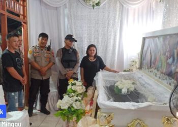 Personel Bhabinkamtibmas Polsek Wanea Polresta Manado melaksanakan Sambang Duka kepada warganya yang telah meninggal dunia