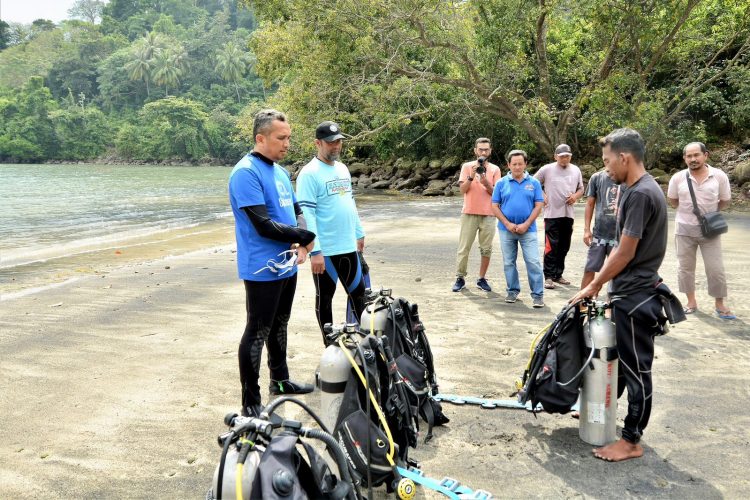 Penanaman terumbu karang yang berlokasi di kedalaman 6 meter di bawah permukaan laut seputar The Hawk's Nest Resort tersebut dilakukan langsung oleh Pj Wali Kota Sabang bersama pihak The Hawk's Nest Resort