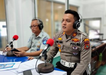 Kasat Lantas Polres Lhokseumawe, AKP Adek Taufik, SIK menghadiri acara dialog interaktif dengan Radio Republik Indonesia (RRI)