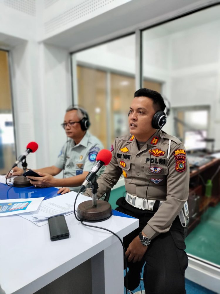 Kasat Lantas Polres Lhokseumawe, AKP Adek Taufik, SIK menghadiri acara dialog interaktif dengan Radio Republik Indonesia (RRI)