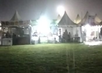 Stand porak-poranda diterjang angin kencang, sementara ratusan pengunjung pun berlarian mencari tempat berteduh agar tidak terkena hujan