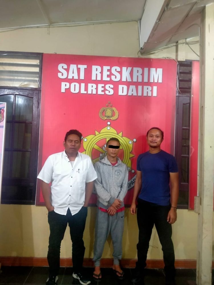 Seorang pria dewasa salah satu terduga pelaku dari pengeroyokan secara bersama sama yang terjadi pada hari sabtu 25/2/23 di jalan Ringroad desa Huta rakyat kecamatan Sidikalang Kabupaten Dairi