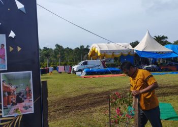 Terlihat salah satu stand expo Rameune sedang dibenahi kembali imbas dari terjangan angin kencang dan hujan sesaat akan dibuka Senin(27/02) malam