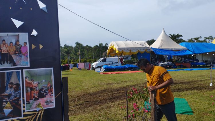 Terlihat salah satu stand expo Rameune sedang dibenahi kembali imbas dari terjangan angin kencang dan hujan sesaat akan dibuka Senin(27/02) malam