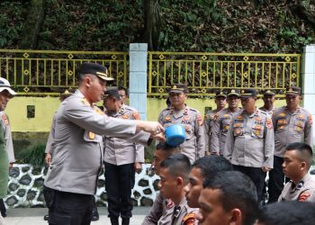 Penyematan baret oleh Kapolres Aceh Barat AKBP Pandji Santoso, S.I.K, M.Si kepada 10 Bintara Remaja tersebut di Lapangan Upacara Makam Teuku Umar, Gampong Mugo Cut, Kecamatan Panton Reu, Kabupaten Aceh Barat