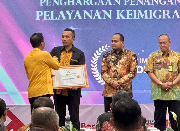 Piagam penghargaan diberikan Pelaksana harian (Plh) Kepala Kanwil Aceh, Rakhmat Renaldy kepada Pj Wali Kota Sabang, Reza Fahlevi dan juga disaksikan langsung oleh Wamenkumham RI, Edward Omar Syarif Hiariej, yang dirangkaikan dengan Rapat Koordinasi Kemenkumham Kanwil Aceh 2023
