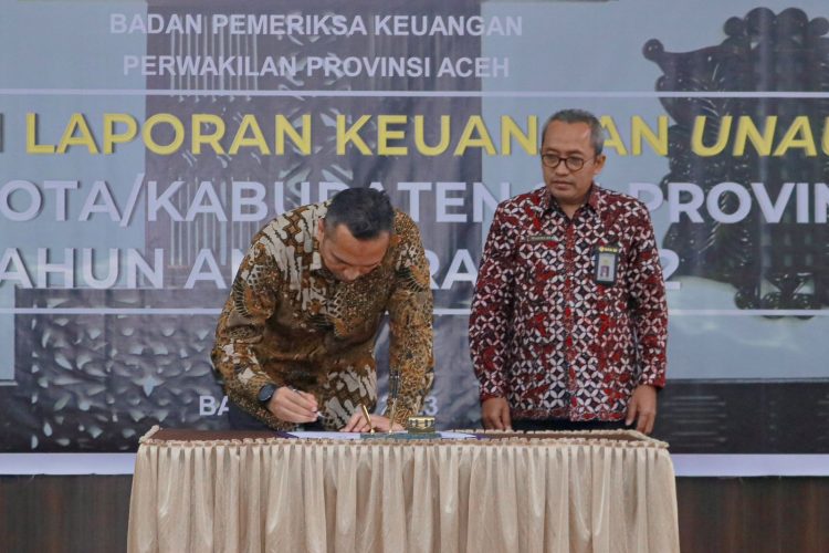 Pj Wali Kota Sabang, Reza Fahlevi menyerahkan Laporan Keuangan Pemerintah Kota Sabang Tahun Anggaran 2022 (Unaudited) kepada Badan Pemeriksa Keuangan (BPK)