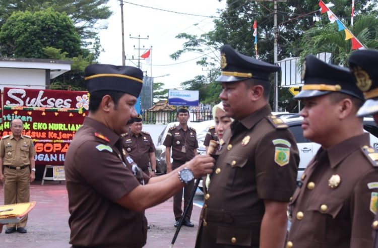 Kejaksaan Negeri Kabupaten Ogan Komering Ilir menggelar upacara serah terima jabatan dihalaman Kejaksaan Negeri Kabupaten Ogan Komering Ilir (Sertijab) Kepala Seksi (Kasi) Pidana Khusus (Pidsus) dan Kasi Intel satu Kasubsi