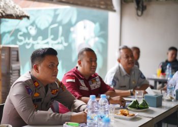 Kasat Lantas AKP Adek Taufik, SIK memberikan sosialisasi Perpol Nomor 7 Tahun 2021 tentang registrasi dan identifikasi kendaraan bermotor (ranmor) Samsat Lhokseumawe