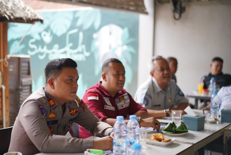 Kasat Lantas AKP Adek Taufik, SIK memberikan sosialisasi Perpol Nomor 7 Tahun 2021 tentang registrasi dan identifikasi kendaraan bermotor (ranmor) Samsat Lhokseumawe