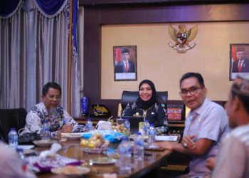 Penjabat (Pj) Bupati Nagan Raya Fitriany Farhas, AP, S.Sos.,M.Si menerima kunjungan Lembaga Swadaya Masyarakat (LSM), Lembaga Bantuan Hukum (LBH) dan Organisasi Kemasyarakatan dan Pemuda (OKP) guna membahas terkait rekrutmen tenaga kerja yang dilakukan oleh PT. Meulaboh Power Generation (MPG) PLTU 3-4