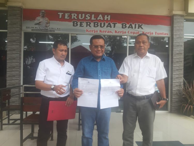 Gunawan yang didampingi kuasa hukumnya, Syahril dan Muhammad Tri Kurniawan menunjukkan LP terhadap A yang diduga melakukan penipuan dan penggelapan, Selasa (14/3/2023). (Foto: mitrapolri.com/Tumpal Manik)