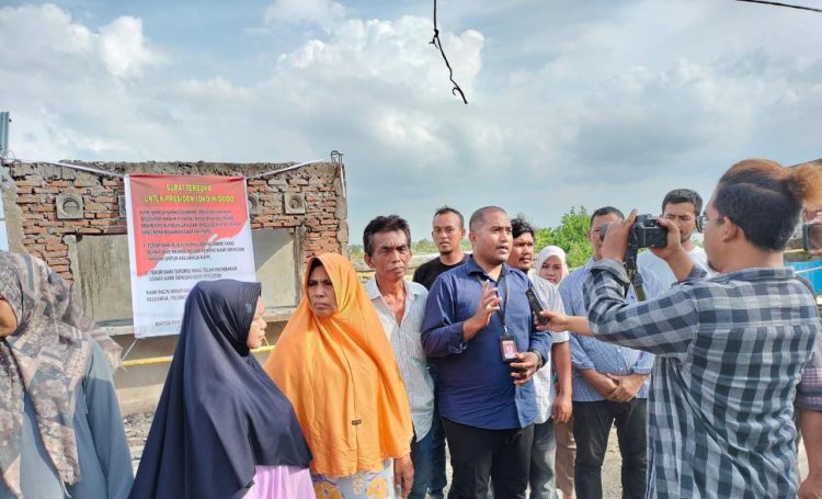 Ketua YARA Safaruddin yang hadir pada saat pemasangan surat terbuka