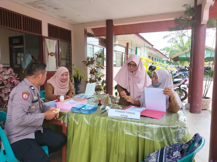 Bhabinkamtibmas Polsek Muara Batu memantau proses Penerimaan Peserta Didik Baru (PPDB) di SMA Negeri 1 Muara Batu