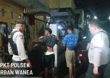 Personel Polsek Wanea Polresta Manado menyambangi pemuda yang sedang nongkrong melalui patroli Sibulan (sikat pemabuk jalanan), Senin (26/2/2023) malam