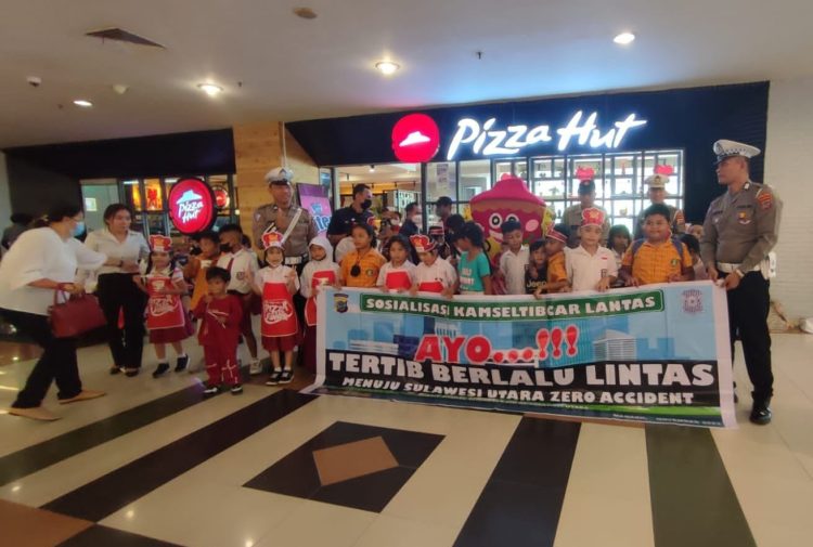 Sosialisasi Tertib Berlalulintas (Tiblantas) bagi siswa SD Kartika XXI-1 Teling Atas di Kompleks Pizza Hut Megamall Manado, Rabu (1/3/2023)