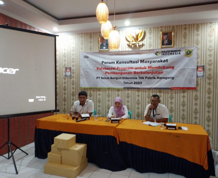 Forum Konsultasi Masyarakat bersama PT.Solusi Bangun Indonesia Tbk Pabrik Narogong Tahun 2023 dilaksanakan di Aula Desa Kembang Kuning Kecamatan Klapanunggal Kabupaten Bogor.01/03/2023 Mitrapolri.com/RH