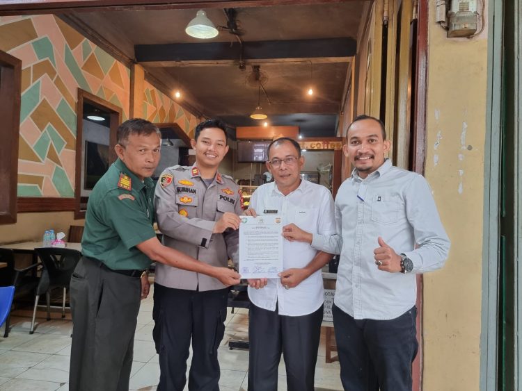 Kapolsek Dewantara, Iptu Subihan Afuan Ardhi, STrK bersama Satgas Kawal Pendidikan Kecamatan Dewantara, Aceh Utara memasang himbauan di tempat publik