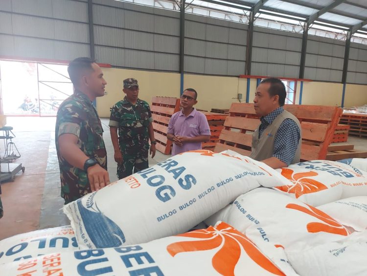 Dandim 0103/ Aceh Utara Letkol Inf Hendrasari Nurhono S.I.P.,M.I.P. melaksanakan kegiatan peninjauan di Gudang Bulog di Kecamatan Blang Mangat Kota Lhokseumawe