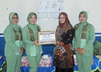 Persit KCK Cabang XXXVII Dim 0402/OKI Rem 044 PD II/Sriwijaya menyerahkan donasi bakti sosial di Yayasan Anak Yatim Piatu Amar Ma'ruf Nahi Munkar Desa Tugomulyo Kecamatan Lempuing Kabupaten Ogan Komering Ilir