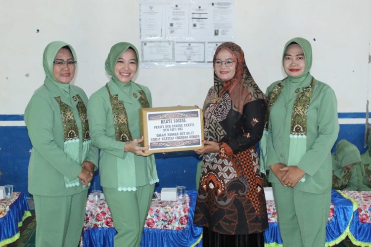Persit KCK Cabang XXXVII Dim 0402/OKI Rem 044 PD II/Sriwijaya menyerahkan donasi bakti sosial di Yayasan Anak Yatim Piatu Amar Ma'ruf Nahi Munkar Desa Tugomulyo Kecamatan Lempuing Kabupaten Ogan Komering Ilir