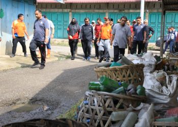 Penjabat Bupati Aceh Utara Azwardi, AP, MSi, terjun langsung melaksanakan gotong royong membersihkan area pasar terpadu Kota Lhoksukon