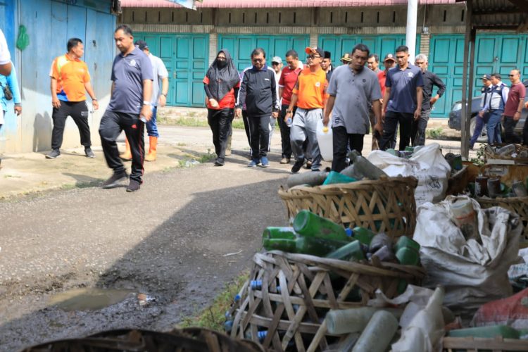 Penjabat Bupati Aceh Utara Azwardi, AP, MSi, terjun langsung melaksanakan gotong royong membersihkan area pasar terpadu Kota Lhoksukon