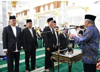 Bupati Ogan Komering Ilir (OKI), H. Iskandar, SE melantik pimpinan Badan Amil Zakat Nasional (Baznas) OKI periode 2023 - 2028 di Masjid Agung Sholihin Kayuagung, Jumat (3 Maret 2023)