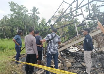 Personel Polsek Sawang dampingi tim Pusat Laboratorium Forensik (Puslabfor) Poldasu melakukan olah TKP kasus pembakaran kandang lembu milik Badan Usaha Milik Gampong (BUMG) Tanjong Keumala, Kecamatan Sawang