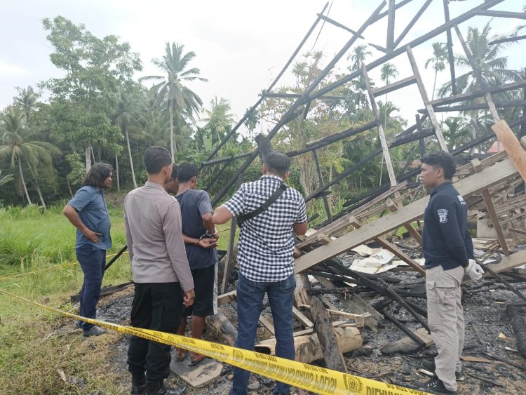 Personel Polsek Sawang dampingi tim Pusat Laboratorium Forensik (Puslabfor) Poldasu melakukan olah TKP kasus pembakaran kandang lembu milik Badan Usaha Milik Gampong (BUMG) Tanjong Keumala, Kecamatan Sawang