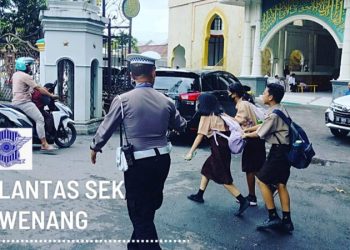 Pengamanan ibadah sholat jumat rutin dilaksanakan oleh Personel Polresta Manado, melalui program Paja Somat (polisi jaga gereja dan sholat Jumat)