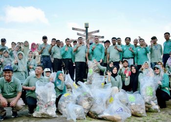 Pj Wali Kota Sabang Reza Fahlevi, bersama Forkopimda dan para tamu undangan turun langsung membersihkan sampah di pesisir pantai Sabang Fair