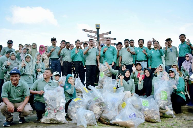 Pj Wali Kota Sabang Reza Fahlevi, bersama Forkopimda dan para tamu undangan turun langsung membersihkan sampah di pesisir pantai Sabang Fair