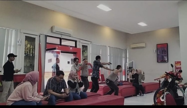 Polisi Resor Probolinggo Kota, melakukan simulasi perampokan bank guna memperkenalkan aplikasi berbasis teknologi yang memang dibuat khusus untuk instansi keuangan dan para pelaku bisnis