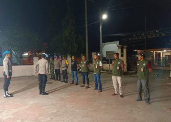 Personel Polsek Muara Batu bersama tim gabungan, Koramil dan Satgas Pageu Gampong Dakuta melakukan patroli antispasi kenakalan remaja serta gangguan Kamtibmas di Kecamatan Muara Batu