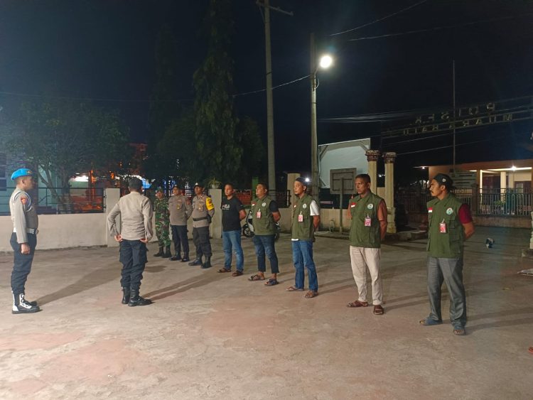 Personel Polsek Muara Batu bersama tim gabungan, Koramil dan Satgas Pageu Gampong Dakuta melakukan patroli antispasi kenakalan remaja serta gangguan Kamtibmas di Kecamatan Muara Batu