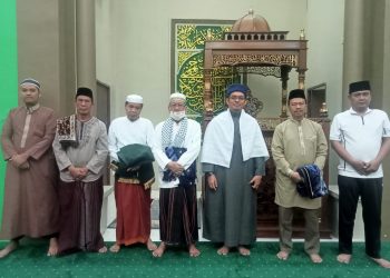 Kabid Humas Polda Sumsel Kombes Pol Drs Supriadi MM usai Sholat Subuh dimasjid Alaman Komplek Pakri Palembang