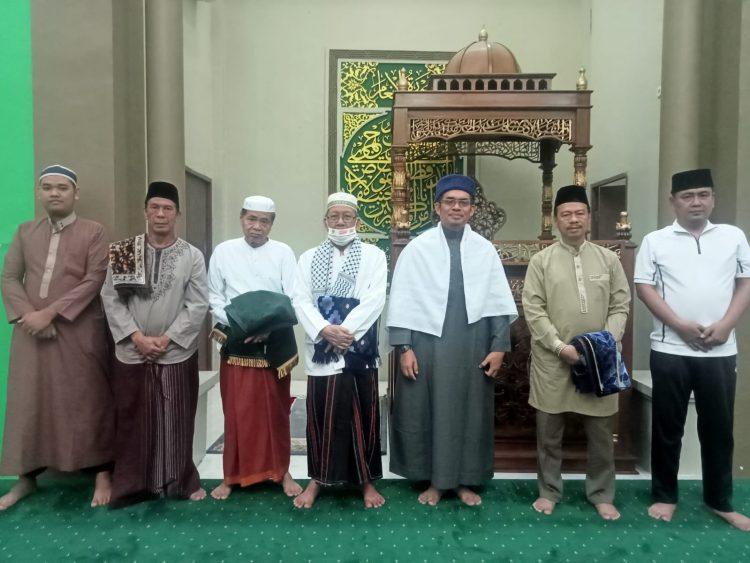 Kabid Humas Polda Sumsel Kombes Pol Drs Supriadi MM usai Sholat Subuh dimasjid Alaman Komplek Pakri Palembang