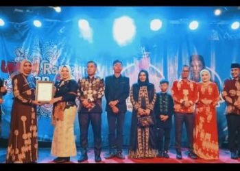 Peragaan busana batik modifikasi ini dipelopori oleh PJ Bupati Nagan Raya Fitriany Farhas guna memperkenalkan para kepala SKPK dan camat
