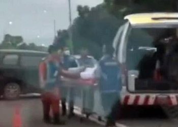 Petugas evakuasi korban kecelakaan Mobil Ambulans kontra mobil Toyota Avanza di pintu keluar Tol Amplas, Kecamatan Medan Amplas, Minggu (5/3/23). (Foto Dok/ Polsek Patumbak)