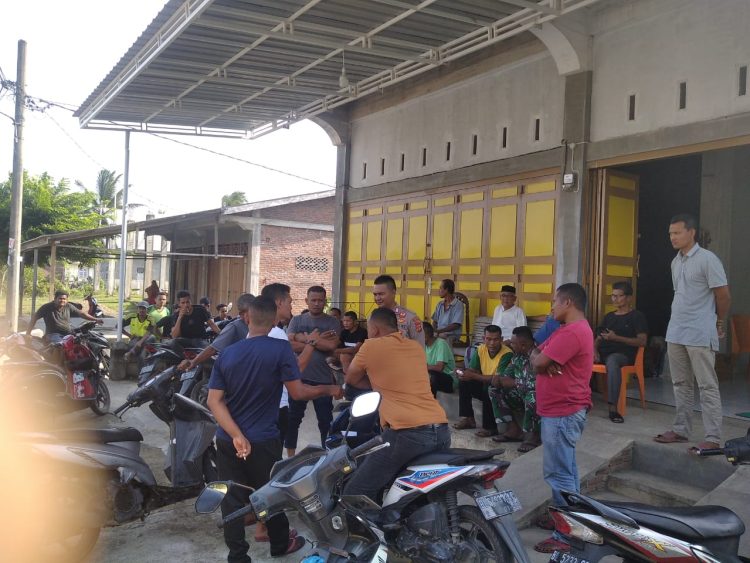 Warga Desa (gampong) Pande kecamatan Tanah pasir kabupaten Aceh utara turun ke jalan menuntut keterbukaan penggunaan dana desa