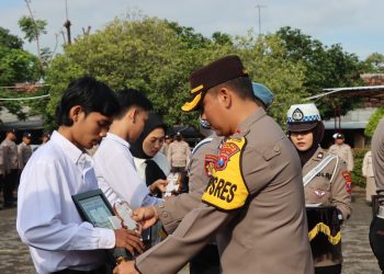 Kapolres Probolinggo Kota AKBP Wadi Sa’bani S.H., S.I.K memberikan apresiasi serta penghargaan kepada sejumlah pihak atas kerja keras dan upaya pelaksanaan rangkaian kegiatan Ops. Keselamatan Semeru 2023