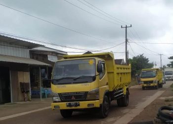 Truk pengangkut tanah bebas hilir mudik melewati Polsek dan permukiman padat penduduk